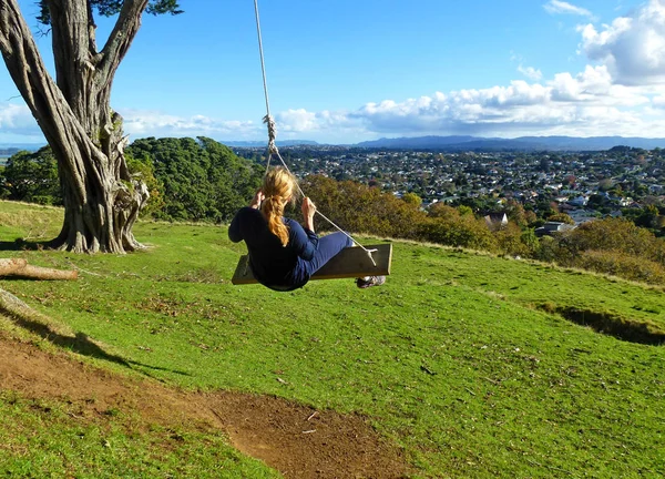 Yeni Zelanda kadın Auckland city adlı arıyorsunuz salıncak üzerinde