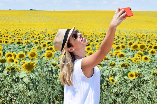 Büyük bir ayçiçeği çiftliğinde güzel kız