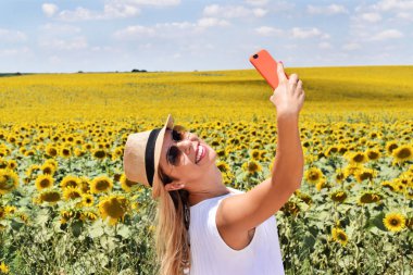 Büyük bir ayçiçeği çiftliğinde güzel kız