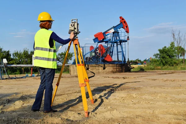 Geodetické inženýr ve službě na ropné pole — Stock fotografie