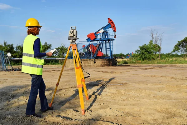 Geodetické inženýr ve službě na ropné pole — Stock fotografie