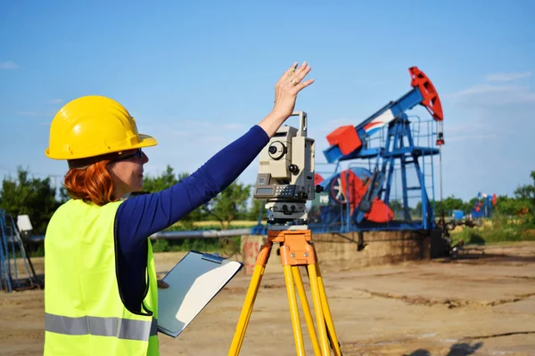 Geodetické inženýr ve službě na ropné pole — Stock fotografie