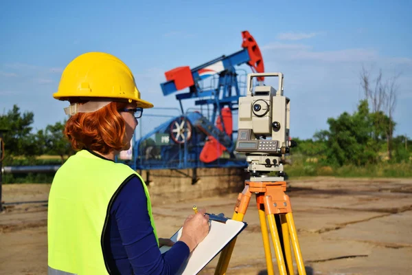 A geodetic engineer on duty on petroleum field — Stock Photo, Image