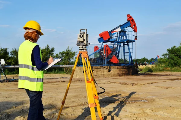 Geodetické inženýr ve službě na ropné pole — Stock fotografie