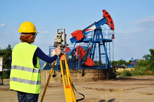 Geodetické inženýr ve službě na ropné pole — Stock fotografie