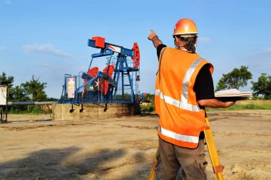 Görev petrol sahasındaki Jeodezi mühendisi