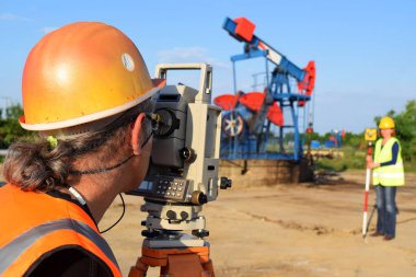 İki geodets anda bir petrol kuyusu üzerinde  