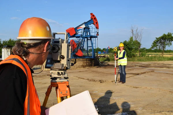 Δύο geodets κατά την εργασία σε μια πετρελαιοπηγή — Φωτογραφία Αρχείου
