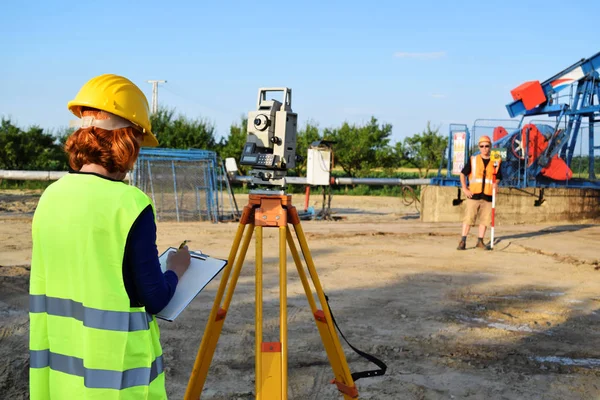 Δύο geodets κατά την εργασία σε μια πετρελαιοπηγή — Φωτογραφία Αρχείου