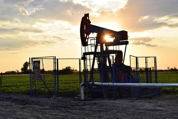 Sylwetka Pompy naftowe w czasie zachodu słońca — Zdjęcie stockowe