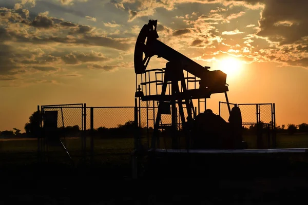 Sylwetka Pompy naftowe w czasie zachodu słońca — Zdjęcie stockowe