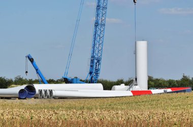 Bir rüzgar çiftliği - yenilenebilir enerji inşaatı