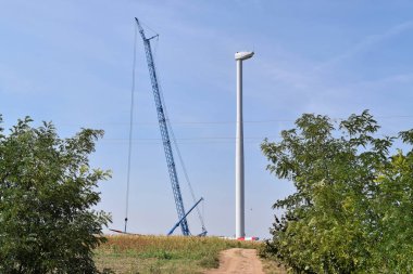 Bir rüzgar çiftliği - yenilenebilir enerji inşaatı