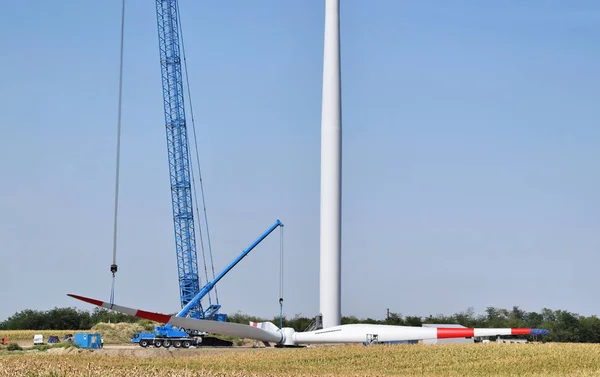 Bir rüzgar çiftliği - yenilenebilir enerji inşaatı