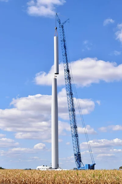 Byggandet av en vindkraftpark - förnybar energi — Stockfoto