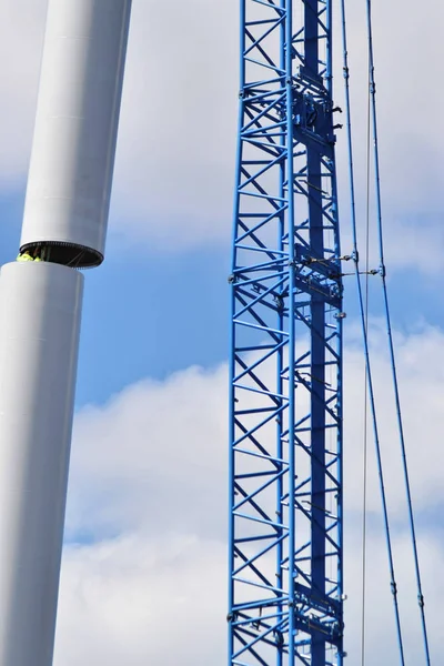 Bir rüzgar çiftliği - yenilenebilir enerji inşaatı