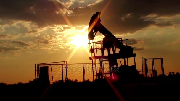 Bomba Óleo Bruto Operação Durante Pôr Sol — Vídeo de Stock