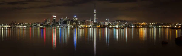 Auckland city bölgesindeki gece panoramik manzaralı  
