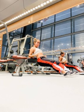 Spor salonunda çalışan genç bir kadın.   