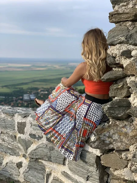 Mujer Joven Solitaria Mirando Llanura Desde Arriba — Foto de Stock