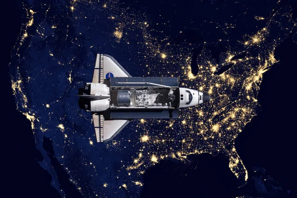 Space Shuttle und Nachtansicht der USA aus der Luft — Stockfoto