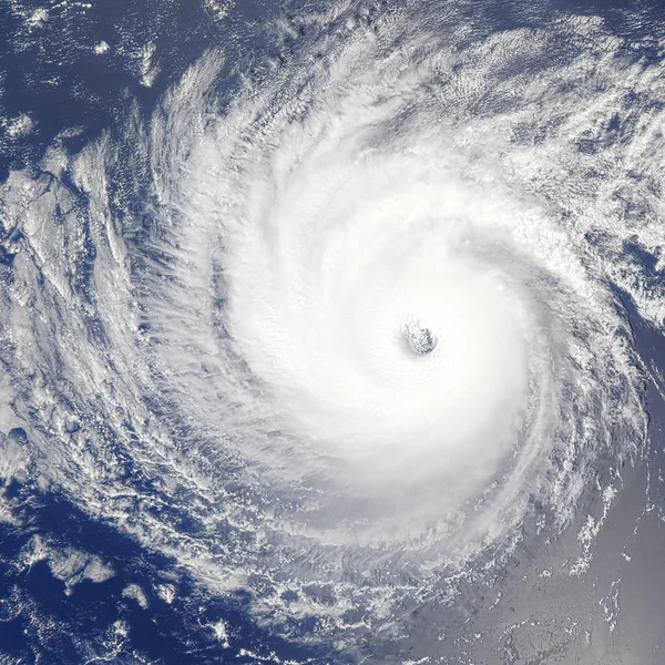 Un énorme ouragan au-dessus de l'océan Pacifique. Photo satellite . — Photo