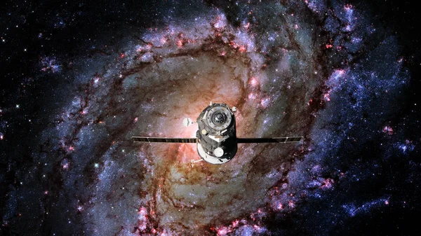 Εξέλιξη διαστημικού σκάφους σε τροχιά γύρω από τον σπειροειδή γαλαξία. — Φωτογραφία Αρχείου