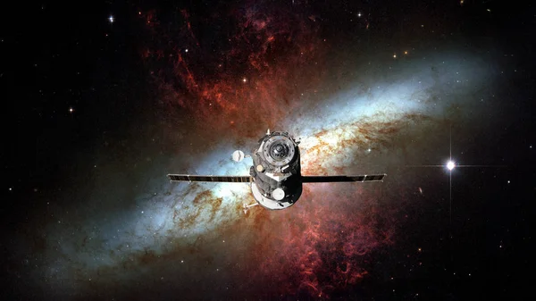 Nave espacial Progreso orbitando la nebulosa. — Foto de Stock