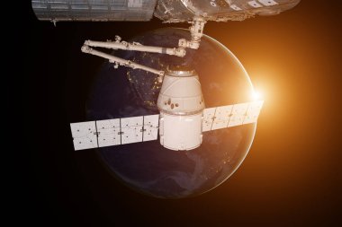 SpaceX Dragon Dünya 'nın yörüngesinde dönüyor..