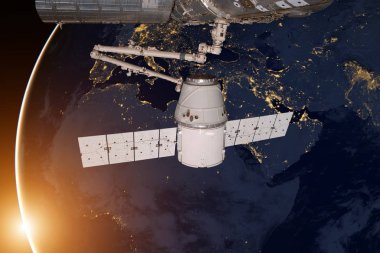 SpaceX Dragon Dünya 'nın yörüngesinde dönüyor..