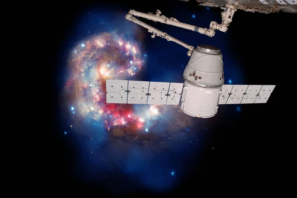 Διατίθενται SpaceX Dragon πάνω σπειροειδής γαλαξίας. — Φωτογραφία Αρχείου