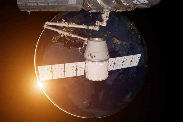 SpaceX Δράκος σε τροχιά γύρω από τον πλανήτη Γη. — Φωτογραφία Αρχείου