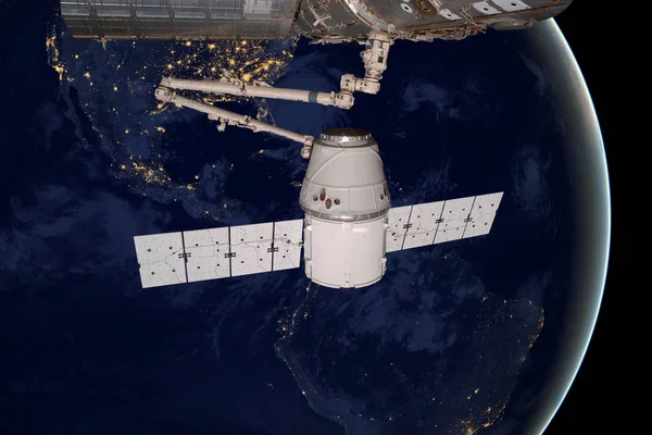 SpaceX Dragon umkreist den Planeten Erde. — Stockfoto