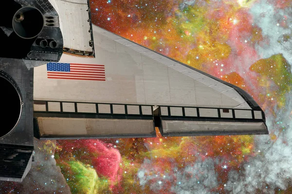 Navette spatiale décollant en mission. Éléments de cette image fournis par la NASA — Photo