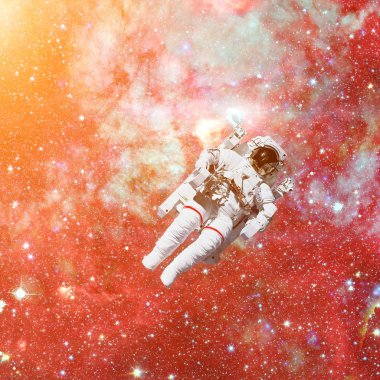 Uzayda bir astronot. Arkaplanda nebula.