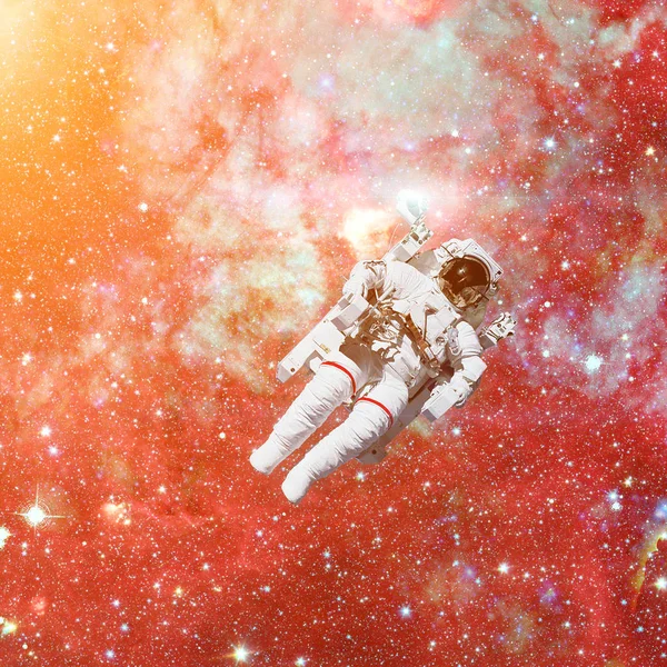 Astronauta nello spazio. Nebulosa sullo sfondo . — Foto Stock