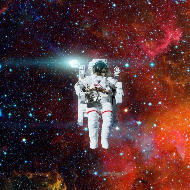 Uzayda bir astronot. Arkaplanda nebula.