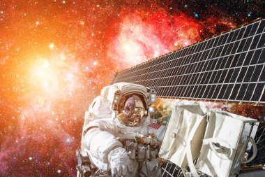 Uzay görevinde bir astronot. Bu görüntünün elementleri NASA tarafından desteklenmektedir.