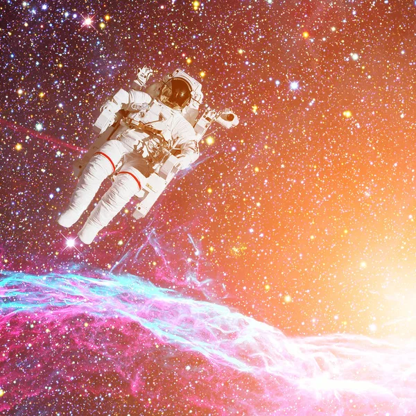 बाहरी अंतरिक्ष में अंतरिक्ष यात्री। पृष्ठभूमि पर नेबुला . — स्टॉक फ़ोटो, इमेज