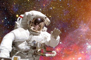 Astronot uzayda uzay zemin karşı.