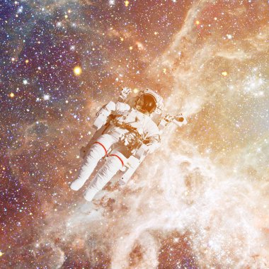 Astronot uzayda. Bulutsusu ve arka plan üzerinde yıldız.