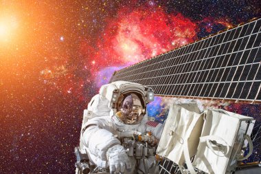 Uluslararası Uzay İstasyonu ve astronot Dünya üzerinde uzayda.