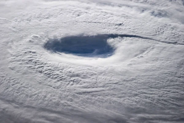 태풍이 지구 위를 덮고 있는 지구 위성 사진. — 스톡 사진