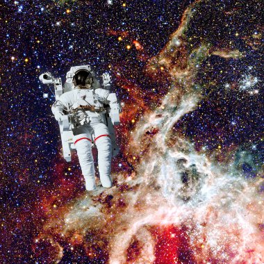 Uzayda bir astronot. Arkaplanda nebula.