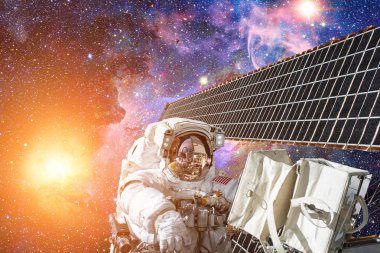 Astronot uzayda. Uzay yürüyüşü. Nasa tarafından döşenmiş bu görüntü unsurları