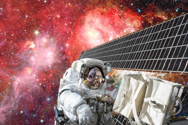 Uzay görevinde bir astronot. Bu görüntünün elementleri NASA tarafından desteklenmektedir.