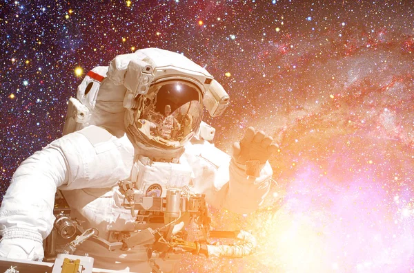 宇航员在外层空间的背景下，外层空间. — 图库照片