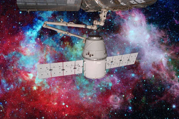 SpaceX Dragon kering a Föld bolygó körül. — Stock Fotó