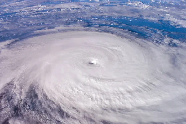 Тайфун над планетой Земля - спутниковое фото. — стоковое фото