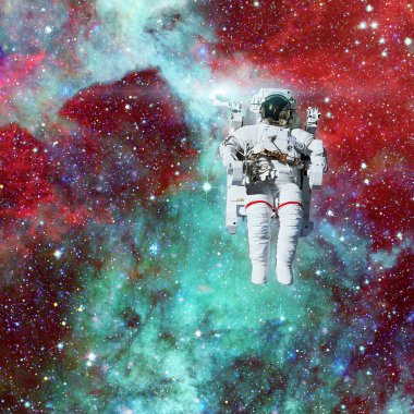 Uzayda bir astronot. Arkaplanda nebula.